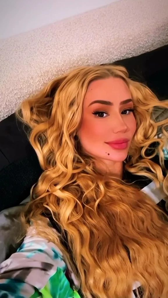 Iggy Azalea films herself in hot bed setting for candid close up video 1