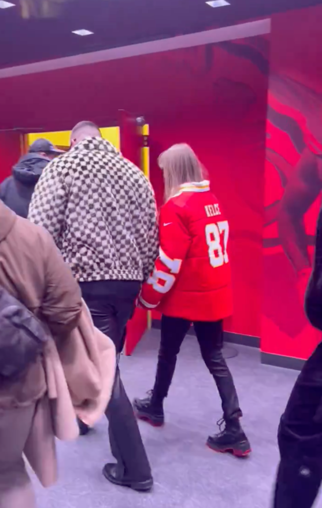 Watch Taylor Swift dance enthusiastically to Brittany Mahomes at the Chiefs game 1