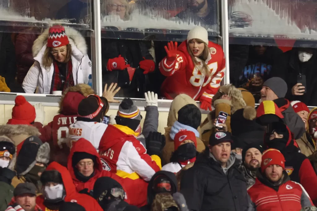 Watch Taylor Swift dance enthusiastically to Brittany Mahomes at the Chiefs game 3