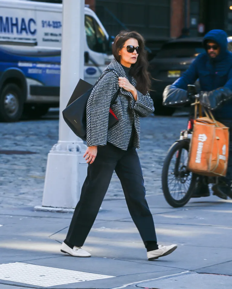 Katie Holmes Fashion Formula A Style Guide for Effortless Chic 2