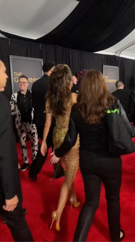 Miley Cyrus hired a woman to hide her bare butt because she forgot her underwear at the Grammys 1