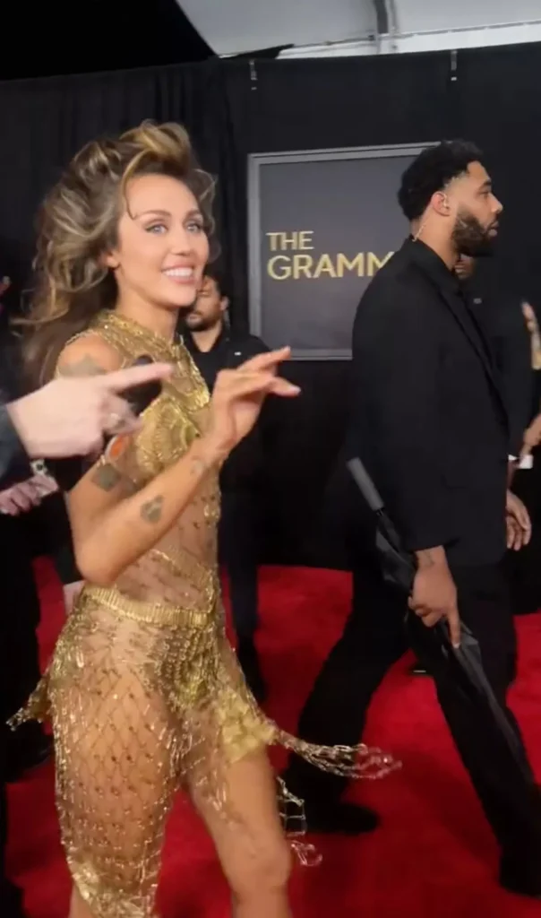 Miley Cyrus hired a woman to hide her bare butt because she forgot her underwear at the Grammys 2