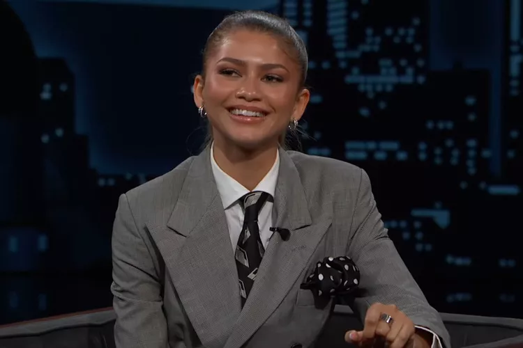 Zendaya Slays on Jimmy Kimmel Live with Epic Fashion and Hilarious Family Reactions 1