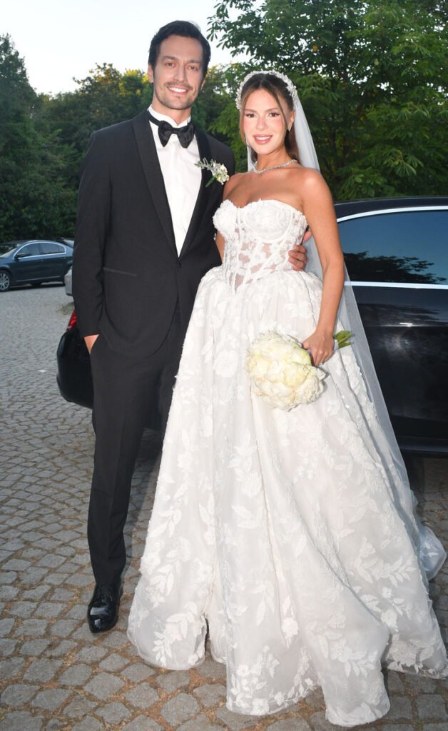 Feyyaz Şerifoğlu, Merve Dinçkol ile Evlenirken Duygusal Anlar Yaşadı: “Her Rolümde Burada Evlenme Teklifi Ettim” 5 Feyyaz Serifoglu Merve Dinckol ile Evlenirken Duygusal Anlar Yasadi Her Rolumde Burada Evlenme Teklifi Ettim 4