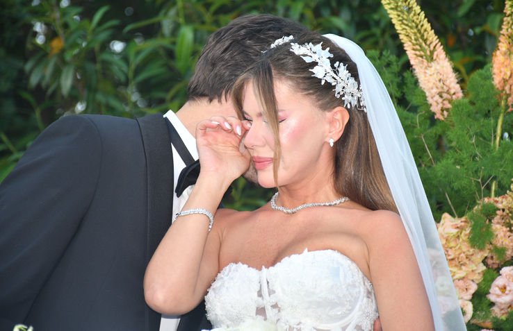 Feyyaz Şerifoğlu, Merve Dinçkol ile Evlenirken Duygusal Anlar Yaşadı: “Her Rolümde Burada Evlenme Teklifi Ettim” 4 Feyyaz Serifoglu Merve Dinckol ile Evlenirken Duygusal Anlar Yasadi Her Rolumde Burada Evlenme Teklifi Ettim 5